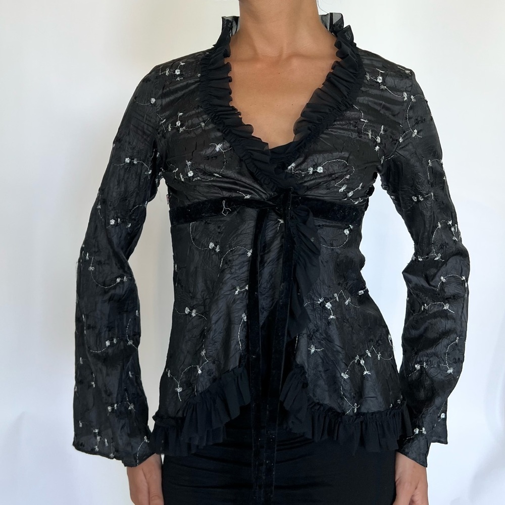 Tie front blouse with bell sleeve black and white